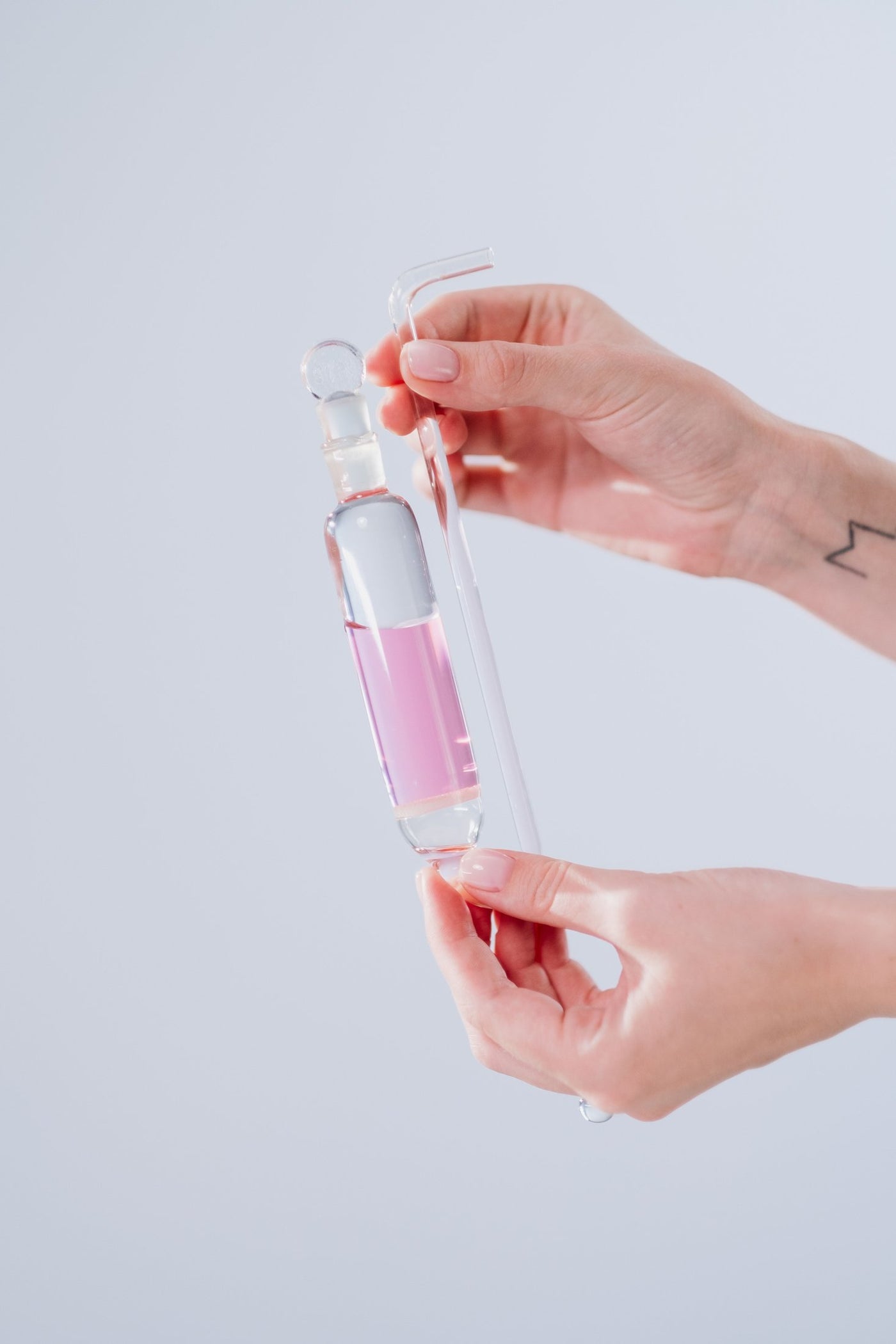 Rosafarbenes Serum in einer Glasampulle